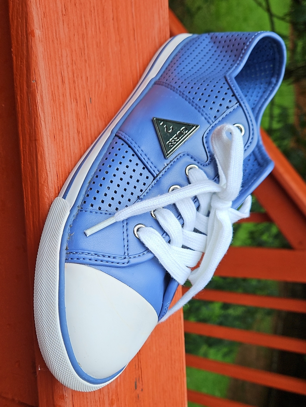 Guess Blue and White Perforated Low-Top Sneakers Size 10M